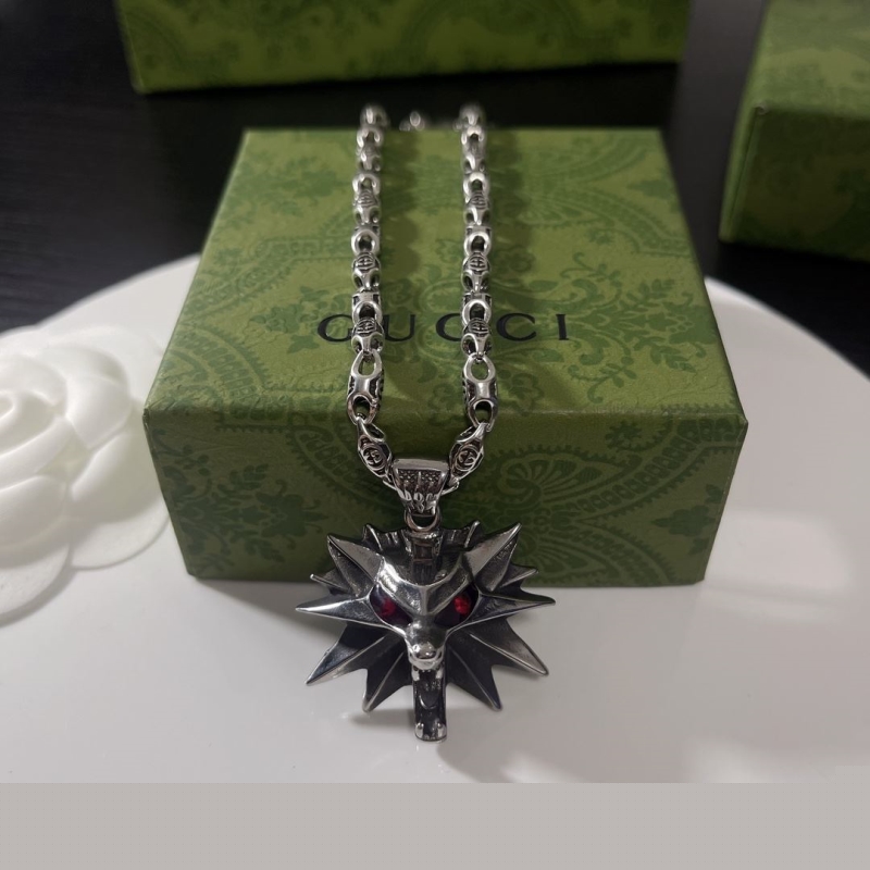 G*u*i necklaces
